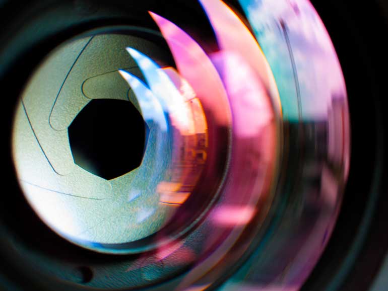 occhio digitale con riflessi multicolore